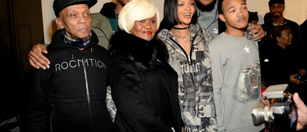 Риана позира след представянето на Fenty Puma  с част от екипа си