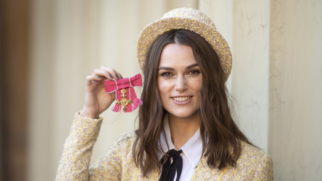 keira-knightley-picks-up-obe-at-buckingham-palace-136431761904402601-181213140200