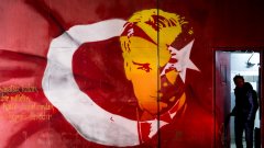 Културната война е в центъра на турската политика, затова Турция често бива представяна като държава с две паралелни общества - светско и религиозно