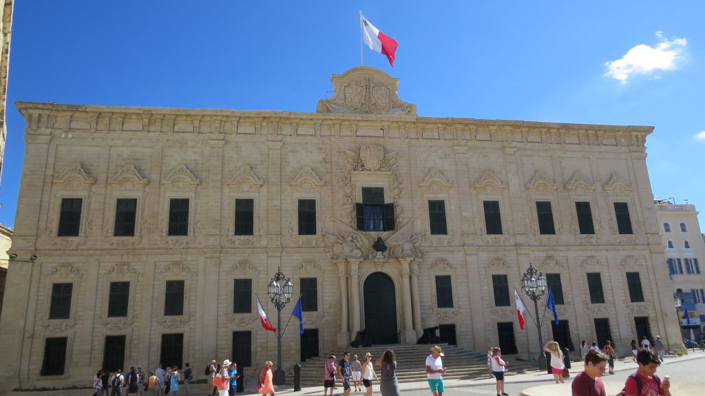 Да прекрачиш в "1001 нощи": Малта, където всичко е толкова наситено синьо