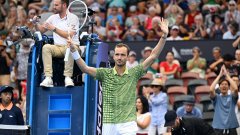 Медведев продължава напред в Бризбейн