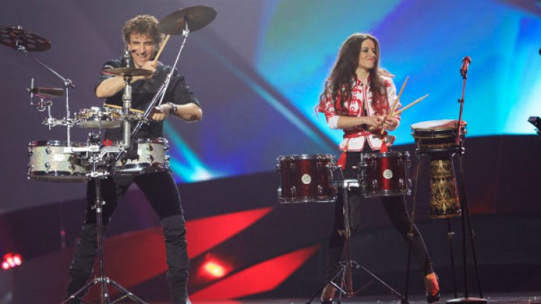 На последната Евровизия за втори път ни представяха Елица и Стунджи, но не успяха да се класират на финала. Явно измамите на другите страни също са им попречили