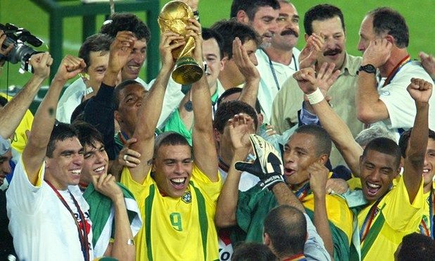 2. Роналдо
Участия на световни първенства:   1994, 1998, 2002, 2006
Изиграни мачове:  19
Голове:  15
С един гол повече от Пеле на световни финали, „Феноменът“ Роналдо се явява наистина забележителен футболист. Достатъчно е само да споменем двата му гола във финала за световната титла през 2002 г. срещу Германия, донесли на Бразилия петия трофей. Четири години по-рано обаче възниква мистерията с припадъка му преди мача за титлата срещу Франция, който Бразилия губи с 0:3. Специалистите обаче са категорични – Роналдо е един от най-големите футболисти, носили екипа на южноамериканската страна.
