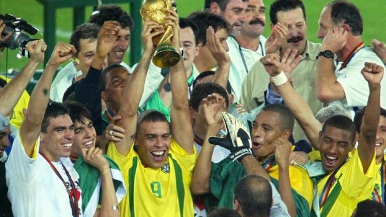2. Роналдо
Участия на световни първенства:   1994, 1998, 2002, 2006
Изиграни мачове:  19
Голове:  15
С един гол повече от Пеле на световни финали, „Феноменът“ Роналдо се явява наистина забележителен футболист. Достатъчно е само да споменем двата му гола във финала за световната титла през 2002 г. срещу Германия, донесли на Бразилия петия трофей. Четири години по-рано обаче възниква мистерията с припадъка му преди мача за титлата срещу Франция, който Бразилия губи с 0:3. Специалистите обаче са категорични – Роналдо е един от най-големите футболисти, носили екипа на южноамериканската страна.
