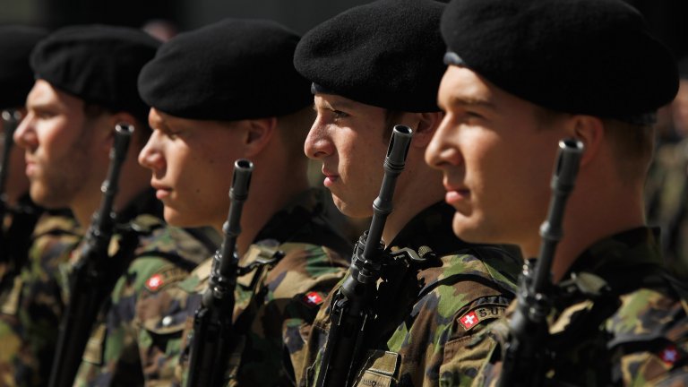 Досега стандартната униформа включваше единствено мъжко