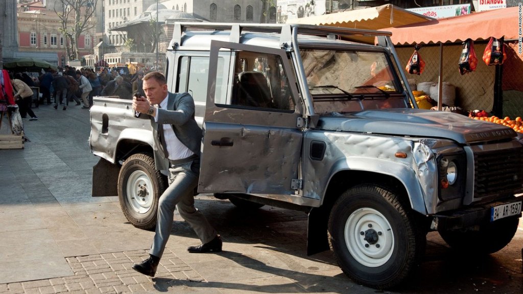 Land Rover Defender - Skyfall, 2012. Каран от мис Мънипени, с Бонд, който сипе куршуми назад, този Defender гордо спечелва статус на култова кола. 