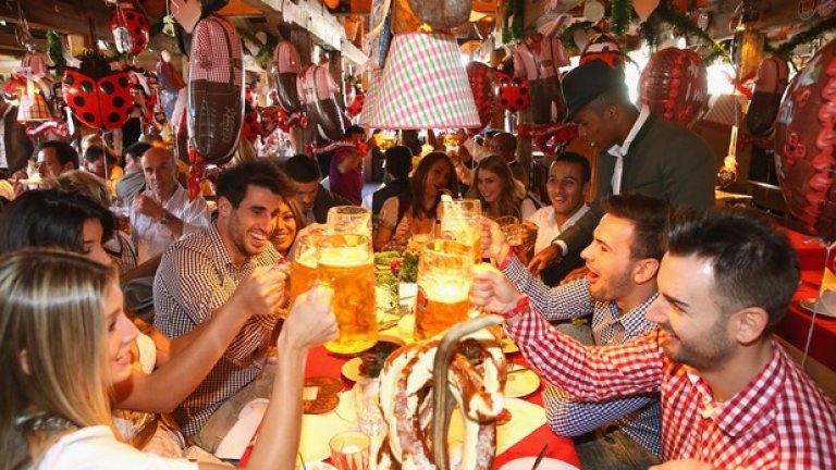 Отборът се забавлява и има защо - мачка съперниците безмилостно на терена и се очертава като основен фаворит за три купи през сезона - две в Германия и най-важната, в Европа...