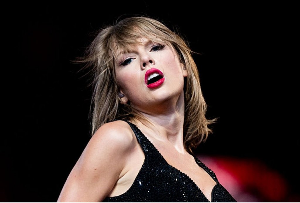 Тейлър Суифт развали сватба в New Girl
Ако не сте гледали сериала, той разказва за младата учителка Джес, която след като разбира, че приятелят ѝ ѝ изневерява, заживява с трима непознати. Певицата Тейлър Суифт се появява в края на втори сезон, където най-добрата приятелка на Джес трябва да се ожени. Сватбата е провалена, но не от основните персонажи, а от бившата на младоженеца, която му се обяснява в любов. В ролята е именно Суифт.