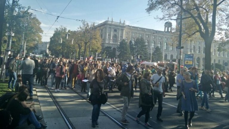 Преди концерта във Виена се проведе шествие в подкрепа на бежанците
