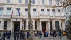 Над 30% от гласовете извън страната са за "Има такъв народ" (на снимката: опашка за гласуване пред посолството в Лондон)