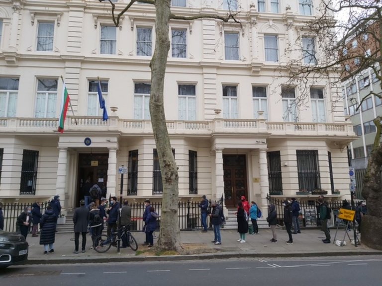 Опашка за гласуване пред българското посолство в Лондон
