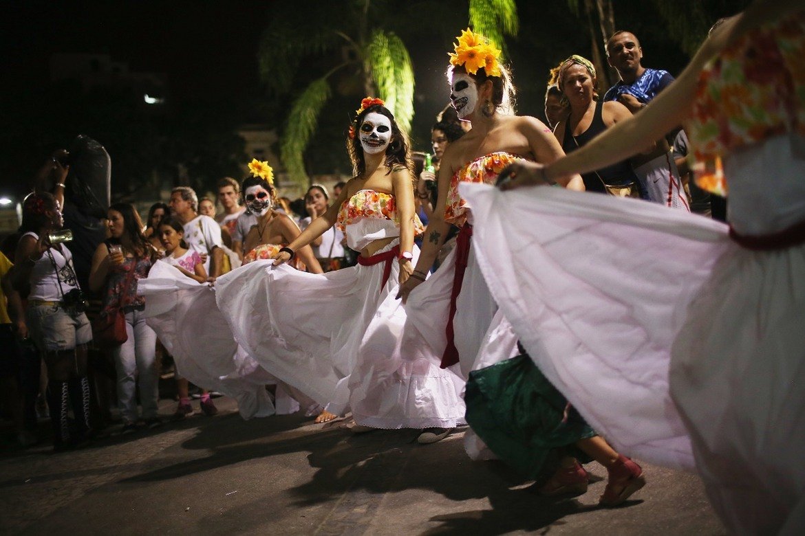Денят на мъртвите се отбелязва не само в Мексико, но и в много други държави по света. В Бразилия, например, се чества с грим, костюми и празненства.
