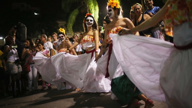 Денят на мъртвите се отбелязва не само в Мексико, но и в много други държави по света. В Бразилия, например, се чества с грим, костюми и празненства.
