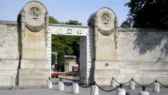 Входът на Централни гробища в София едва ли изглежда като френските Пер Лашез, но това не е основание да се отваря нова ниша за частните гробари... 