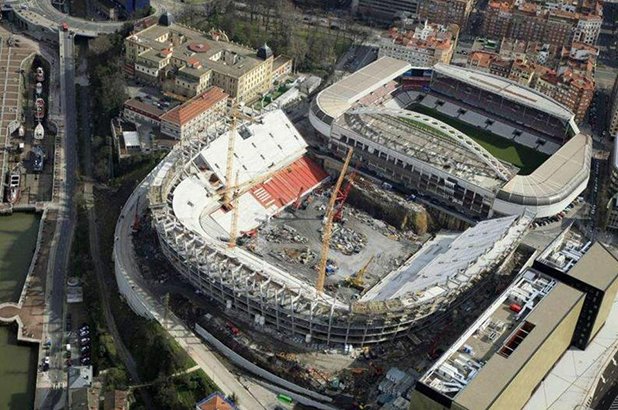Поглед от небето над Билбао - новият дом на Атлетик е почти готов (фотосите са от март тази година). Едната трибуна няма да се строи засега, а ще бъде издигната символично от мястото, където е стария стадион.