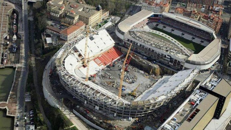 Поглед от небето над Билбао - новият дом на Атлетик е почти готов (фотосите са от март тази година). Едната трибуна няма да се строи засега, а ще бъде издигната символично от мястото, където е стария стадион.