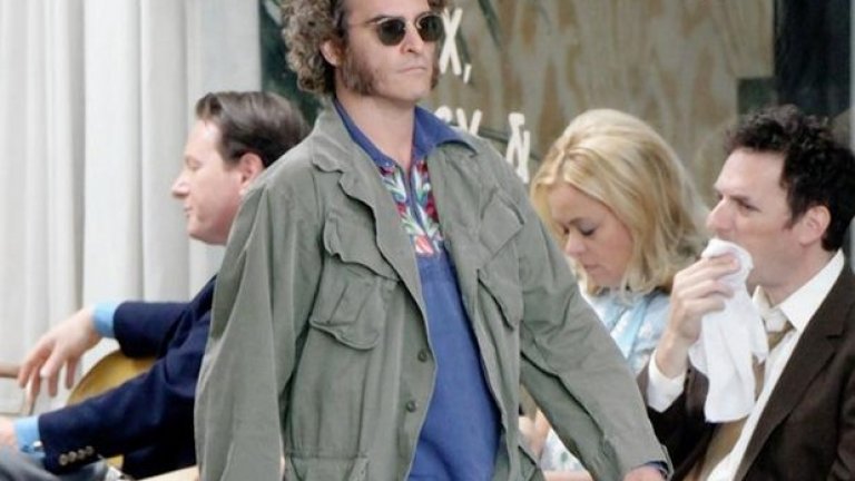 Inherent Vice (12 декември)
А дали Пол Томас Андерсън („Буги нощи”, „Магнолия”, „Ще се лее кръв”, „Учителят”) не е най-добрият режисьор на своето поколение?
Той ще докаже твърдението, ако успее в екранизацията на романа Inherent Vice на Томас Пинчън. Хоакин Финикс влиза в ролята на дрогирания детектив Док Спортело, който разследва изчезването на своя бивша приятелка.