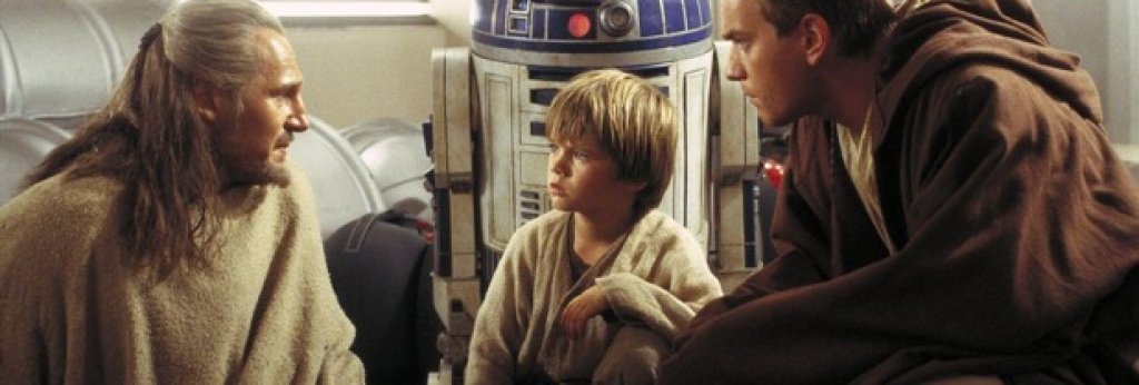 3. "Междузвездни войни: Епизод I - Невидима заплаха"
Добавете към това пешеходното темпо и абоминацията Джар Джар Бинкс и получавате рецепта за най-осмивания голям филм на нашето време. "Невидима заплаха" инкасира малко над един милиард долара приходи, защото дори изключително лош филм от сагата на "Междузвездни войни" е гарантиран хит. Видяхме какво стана с приличния за жанра си "Епизод 7", възродил глобалната мания по светлинни мечове и бутафорни дроиди.