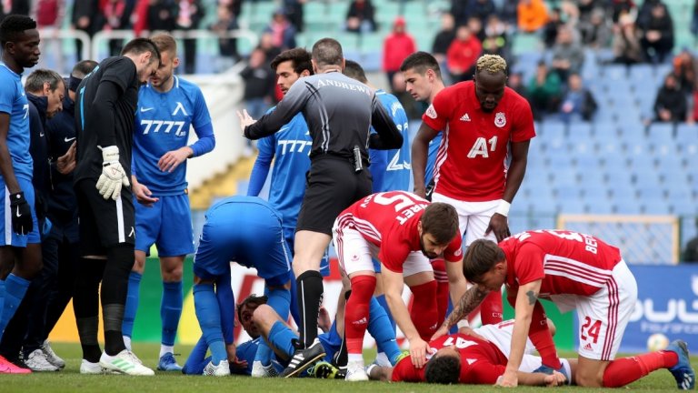 Много сблъсъци, кръв и картони, но малко футбол показаха Левски и ЦСКА