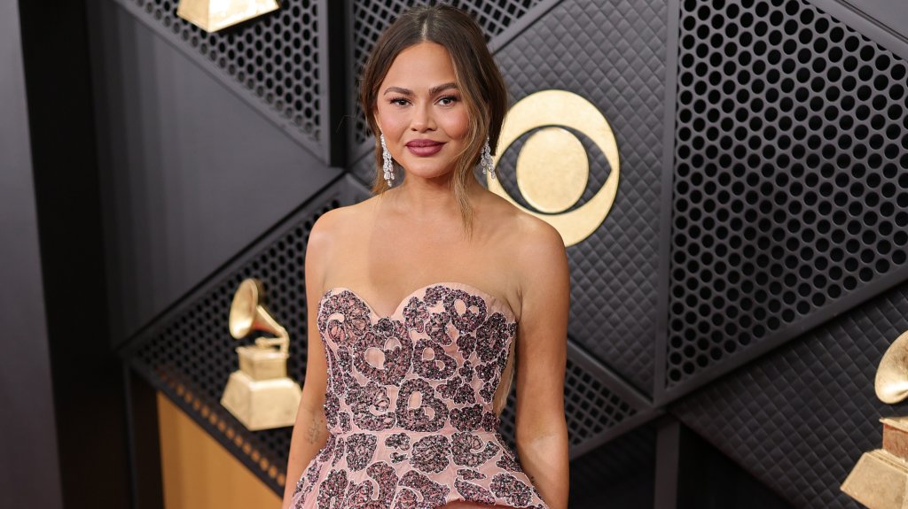 Криси ТейгънМакар и също обсипан с камъни, тоалетът на Тейгън се нарежда сред най-скучните. В него няма стил, закачка, идея или каквато и да било дизайнерска мисъл, а знаем, че моделът може да се облича и далеч по-забележително.