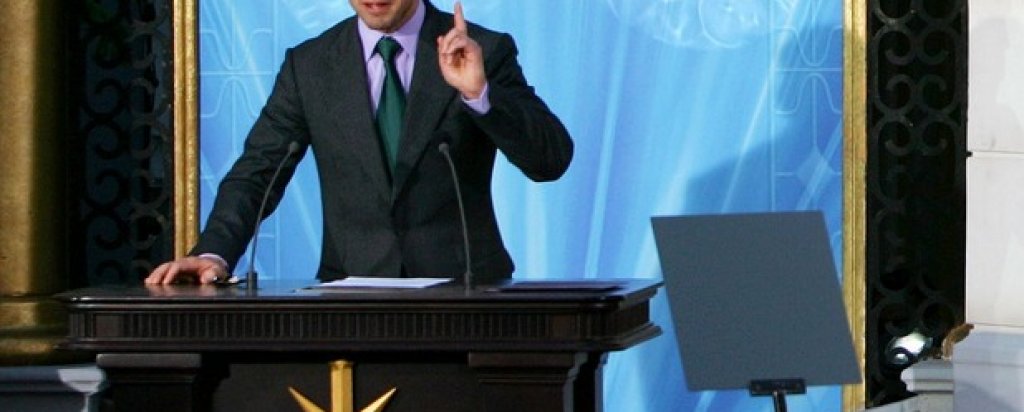 2. Искал е да стане свещеник
Семейство Круз са католици и когато става тийнейджър Том се записва в католическата семинария в Синсинати. Там се надява да открие себе си. Намерението му е да стане свещеник заради интереса му към духовното. Година по-късно се отказва от семинарията, осъзнал, че тази професия не е за него. След успешна пиеса в гимназията открива истинското си признание и поема по пътя към актьорската професия. Днес, както е добре известно, е най-популярния член на Сциентоложката църква.
