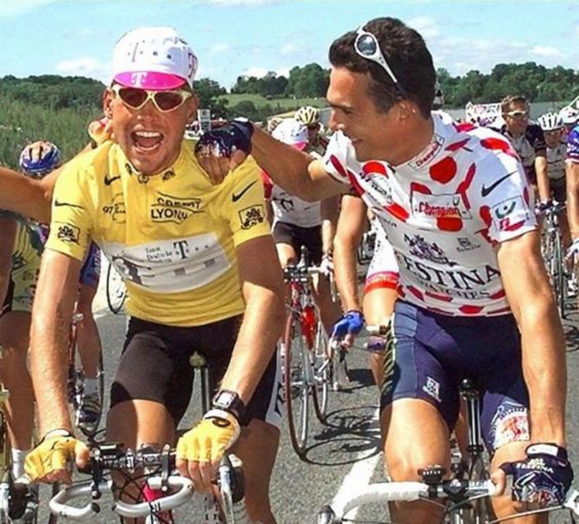 Колко струва победата в Куршевел

През 1997 г. един от най-тежките етапи в Обиколката на Франция се явява изкачването на планинския курорт Куршевел. Оказва се, че състезателят на домакините Ришар Виренк си е купил победата като банани в супермаркет. Около 13 км преди финала Виренк предлага в движение подкуп от 20 000 долара на водача в колоната Ян Улрих. Срещу това опонентът трябва да му остави етапната победа. Разбира се, Улрих няма нищо против да прибере парите и да отстъпи първото място в етапа на французина. 
Впоследствие пред Виренк се открива възможност дори да спечели тура, след като лидерът Улрих получава стомашно-чревно възпаление, довело до спад във формата му. Бруно Русел, спортен директор на „Фестина“, свидетелства: „На своя глава, без да се консултира с ръководството на екипа, Виренк се опита да вербува с 10 000 долара италианеца Марко Пантани, които срещу това трябваше да му помага тактически в надпреварата с Улрих и да се откаже от евентуални етапни победи. Останах потресен не заради очевидния опит за подкуп, а заради нищожния размер на предложената сума. Казах му: „Ти шегуваш ли се?“. Не може да предлагаш само 10 000 на Пантани!“ 
