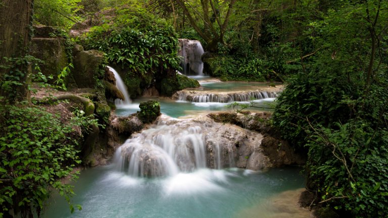 Крушунски водопади 
Крушунските водопади са едно от задължителните места за всеки истински любител на природата. Водопадът представлява водна каскада, с множество живописни прагове, водоскоци и басейни. Намира се в Ловешка област, до село Крушуна.
