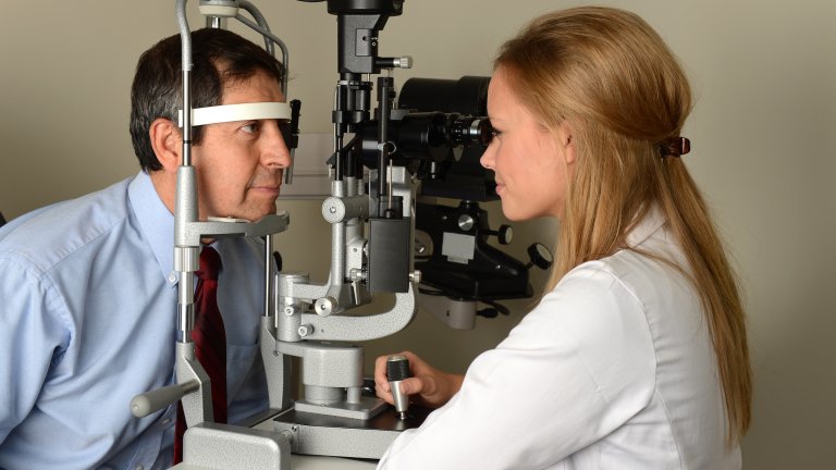 При работа с видеодисплей работодателят трябва да осигурява и прегледи при офталмолог.