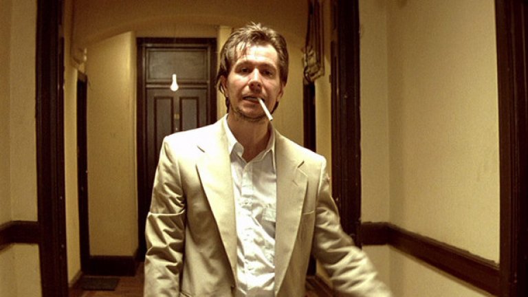 3. Леон/Leon (1994)
12-годишната Матилда има нерадостно детство. Родителите й се занимават с дрога и единственият светъл лъч в живота й са грижите за малкото и братче. Един ден тя става свидетел на кърваво отмъщение на корумпирано ченге от отдела за борба с наркотиците, който избива цялото й семейство.
Момичето се спасява по чудо като влиза в съседния апартамент, където живее Леон. Когато разбира, че мълчаливият и недружелюбен мъж е наемен убиец, тя го моли да й помогне да отмъсти за погубеното си детство.