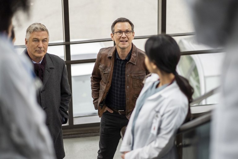 Алек Болдуин и Крисчън Слейтър влизат в ролите на медиците, тръгнали по петите на опасния си колега.