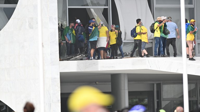 Стотици привърженици на Болсонаро нахлуха в Конгреса на Бразилия