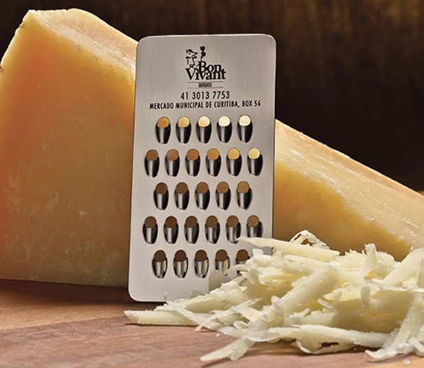 Визитната картичката, с която се представя бразилска търговска верига, е и ренде за сирене.
