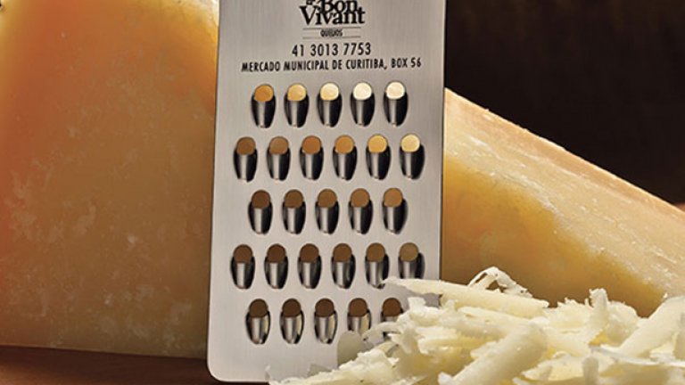 Визитната картичката, с която се представя бразилска търговска верига, е и ренде за сирене.