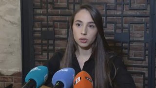 Тя и адвокатът ѝ са влезли в страната, без да искат разрешение