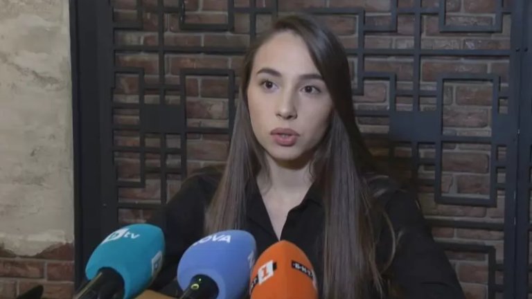 Тя и адвокатът ѝ са влезли в страната, без да искат разрешение