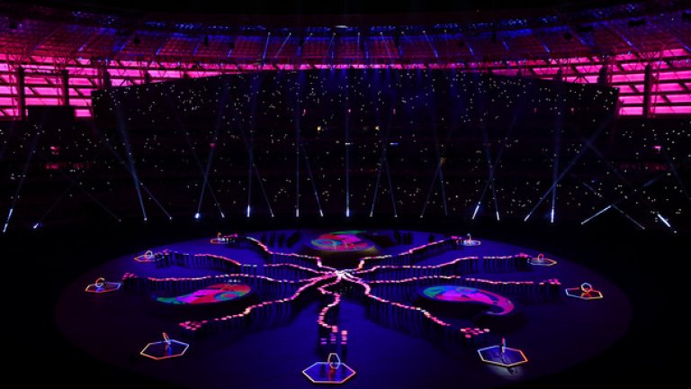 Светлините на стадиона угасваха неведнъж заради различните светлинни ефекти, които предложиха домакините.