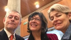 Соломон Паси, Кристиан Аманпур и Ирина Бокова си правят селфи в централата на ЮНЕСКО в Париж. Само преди дни Паси представи новото си мобилно приложение SOS за журналисти пред форума под патронажа на Бокова. 