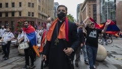 Стигна се дотам, че премиерът да иска да докаже по нагледен начин, че не е обрязан