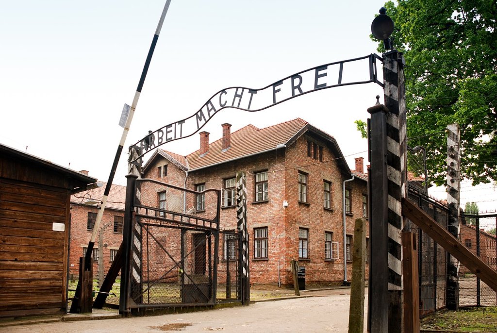 1280px-Auschwitz_I_(22_May_2010)