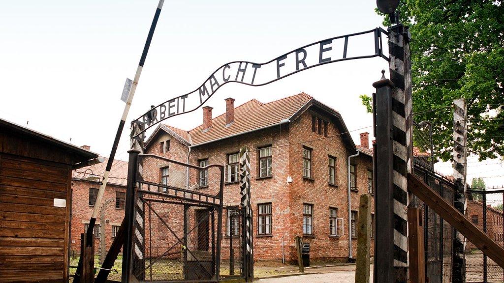 1280px-Auschwitz_I_(22_May_2010)