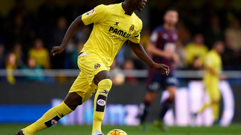 Виляреал го взима за 5,7 млн. евро през януари 2015-а, въпреки нежеланието на Еспаньол да продава бранителя, но финансови проблеми позволяват трансфера.