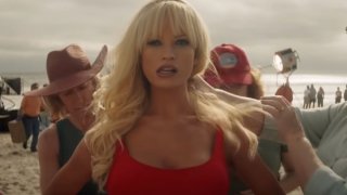 Лили Джеймс е неузнаваема в ролята на актрисата от "Спасители на плажа"