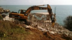 След събарянето на комплекса "Злата перла" край Варвара, още една незаконна постройка по Черноморието отива в историята