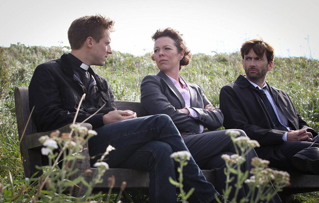 Broadchurch 
Едно от най-добрите британски шоута за миналата година е все така подценявано от американците, които може би изпитват лек гняв, че не успяха да го адаптират успешно за тяхната публика. Алтернативният вариант на Broadchurch се сгромоляса 