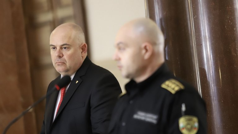 Арестуваните са криминално проявени, но неосъждани, a поръчителите се укриват извън страната, казаха на брифинг главният прокурор Иван Гешев и шефът на СДВР Ивайло Иванов.