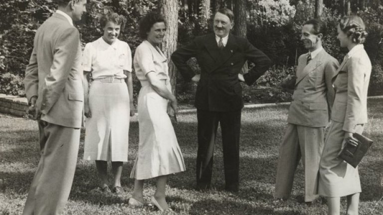 Преходността на усмивките: на тази снимка от 1937 г. Гьобелс все още се усмихва в присъствието на Хитлер. Усмивката на министъра на пропагандата…