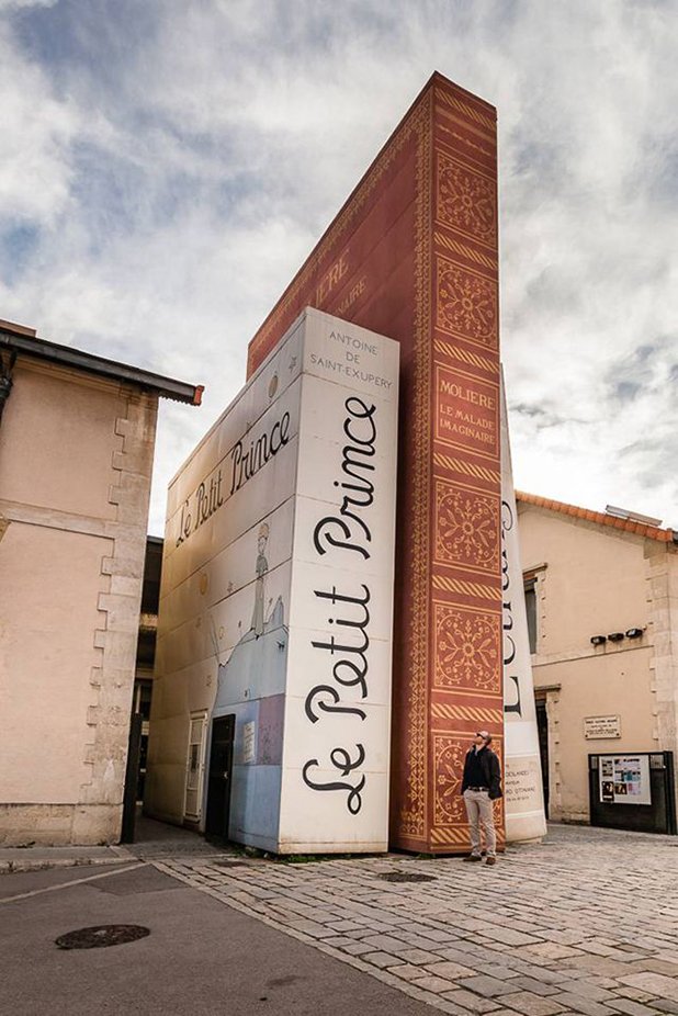 "Малкият принц" и пиесите на Молиер са на фасадата на библитека във Франция