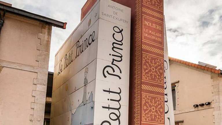 "Малкият принц" и пиесите на Молиер са на фасадата на библитека във Франция