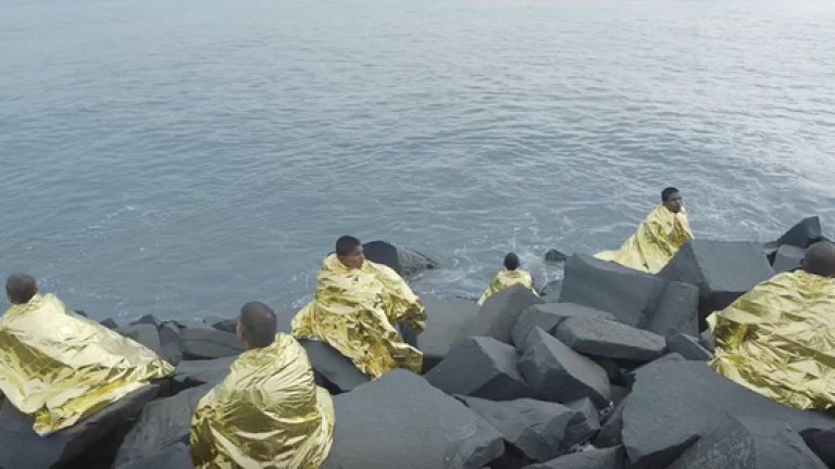 Одеяла за спешна помощ
Т.нар. космически одеяла, известни още като одеяла за спешна помощ, са разработени за пръв път от NASA през 1964 г. Те имат силна рефлективна способност, добра изолация от външните атмосферни условия, устойчиви са на вода, масла, горива и др. 
Обикновено се използват при спасителни мисии, напоследък все по-често ги виждаме по репортажите за спасяването на бежанци по бреговете на Европа. Впрочем, използват ги и бегачите на дълги разстояния, които поддържат телесната си температура след непосредствено след финала на тежки състезания. Същата технология се използва и в изработването на дрехи и спални чували.