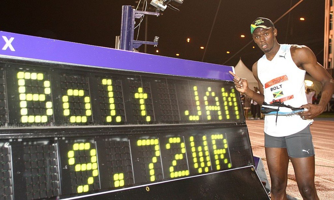 Първите рекорди
Преди Игрите в Пекин 2008, Болт участва на Reebok Grand Prix през май, където подобри световния рекорд на 100 метра с невижданите до този момент 9,72 сек. Това бе едва първият от много световни рекорди на Светкавицата.

